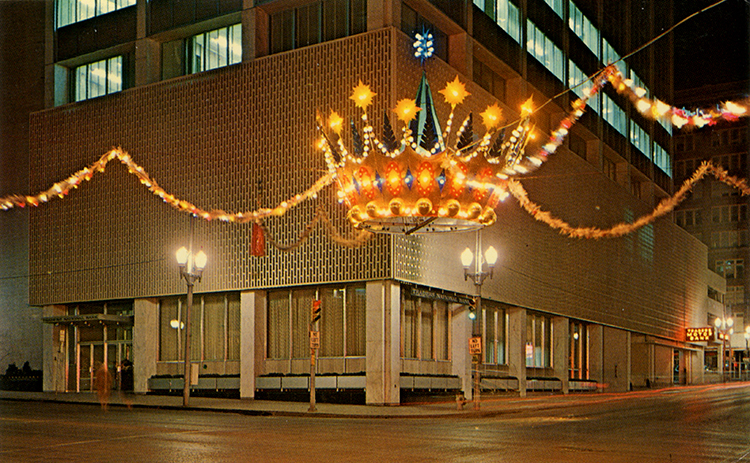 A crown handing at 12th and Grand.
