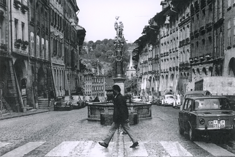 Carter crosses a street in Bern. ©P. Kräuchi