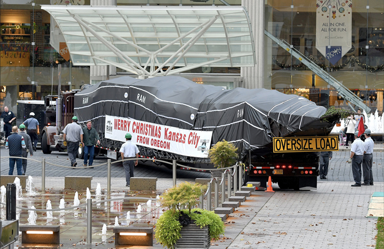 The Mayor’s Christmas Tree arriving at Crown Center. THE KANSAS CITY STAR