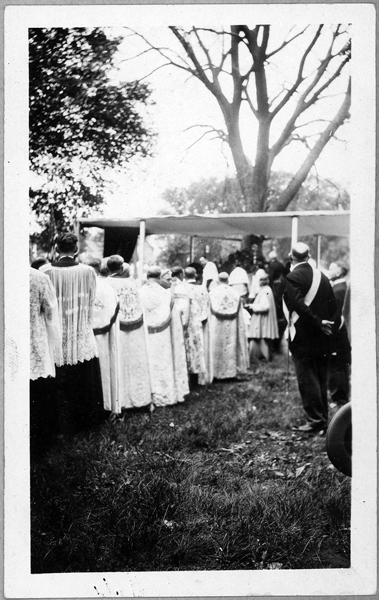 Memorial Day procession at Mount St. Mary’s Cemetery, May 30, 1929. COURTESY OF THE CATHOLIC DIOCESE OF KANSAS CITY-ST. JOESPH ARCHIVES