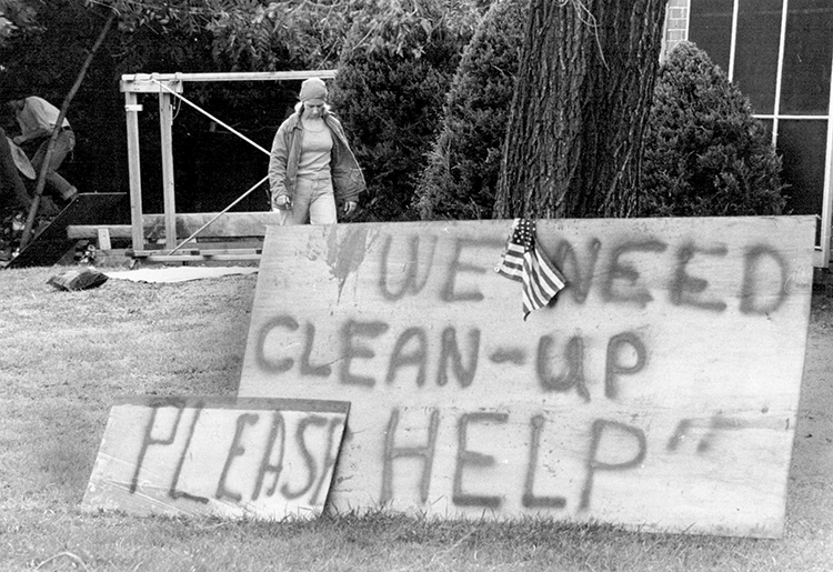 Neighborhood clean-up after the 1977 flood. THE KANSAS CITY STAR