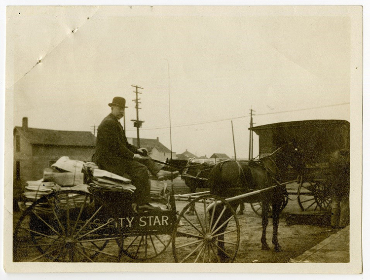 Kansas City newspaper cart - Pittsburg, Kansas, 1910.